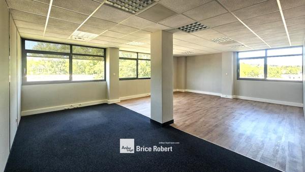 Bureaux à louer à Champagne au Mont d'Or dans parc arboré avec parking