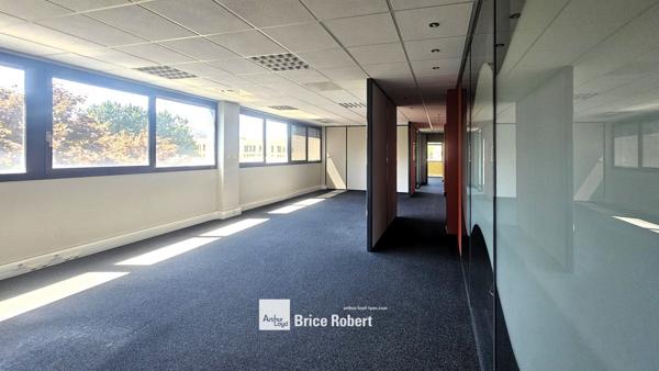 Bureaux à louer à Champagne au Mont d'Or dans parc arboré avec parking