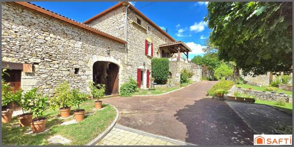 Maison en pierres et dépendances dans un petit hameau de la vallée de la Lémance