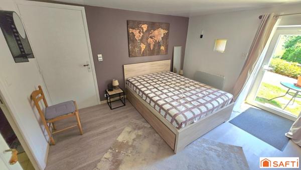 Maison en pierres et dépendances dans un petit hameau de la vallée de la Lémance