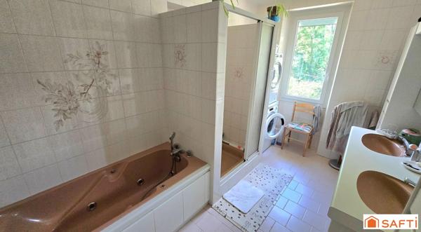 Maison en pierres et dépendances dans un petit hameau de la vallée de la Lémance