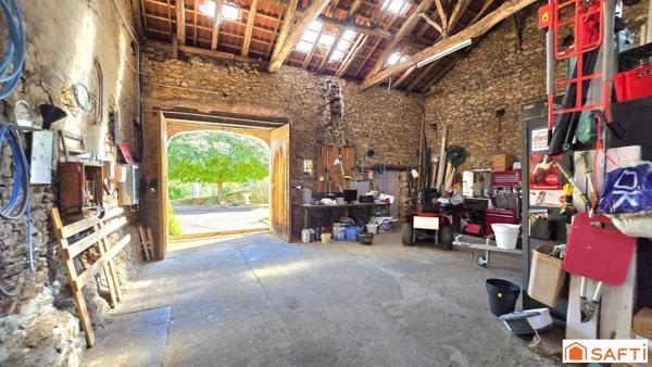 Maison en pierres et dépendances dans un petit hameau de la vallée de la Lémance