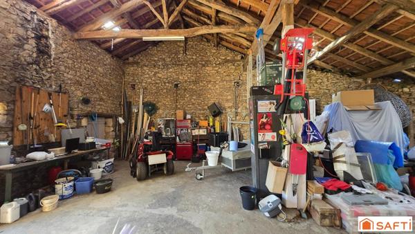 Maison en pierres et dépendances dans un petit hameau de la vallée de la Lémance