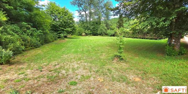 Maison en pierres et dépendances dans un petit hameau de la vallée de la Lémance