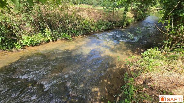 Maison en pierres et dépendances dans un petit hameau de la vallée de la Lémance