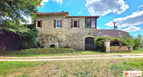 Maison en pierres et dépendances dans un petit hameau de la vallée de la Lémance