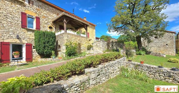 Maison en pierres et dépendances dans un petit hameau de la vallée de la Lémance