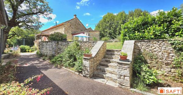 Maison en pierres et dépendances dans un petit hameau de la vallée de la Lémance