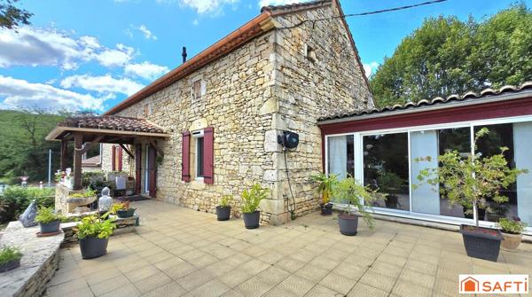 Maison en pierres et dépendances dans un petit hameau de la vallée de la Lémance