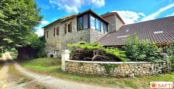 Maison en pierres et dépendances dans un petit hameau de la vallée de la Lémance