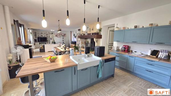 Maison en pierres et dépendances dans un petit hameau de la vallée de la Lémance