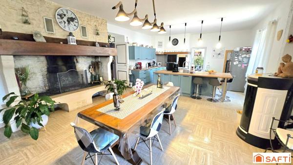 Maison en pierres et dépendances dans un petit hameau de la vallée de la Lémance