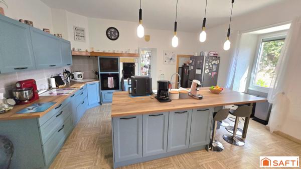 Maison en pierres et dépendances dans un petit hameau de la vallée de la Lémance