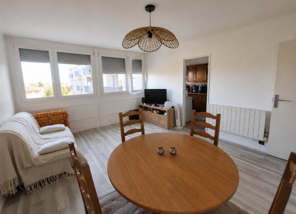 BRON, T2 lumineux de 54m² au 3ème étage sur 4 proche bus, tram, commerces, idéal couple, primo accédant ou investissement locatif.