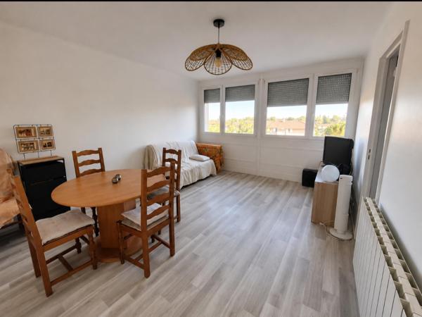 BRON, T2 lumineux de 54m² au 3ème étage sur 4 proche bus, tram, commerces, idéal couple, primo accédant ou investissement locatif.
