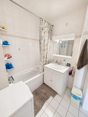 BRON, T2 lumineux de 54m² au 3ème étage sur 4 proche bus, tram, commerces, idéal couple, primo accédant ou investissement locatif.