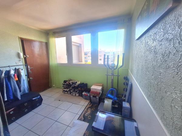 BRON, T2 lumineux de 54m² au 3ème étage sur 4 proche bus, tram, commerces, idéal couple, primo accédant ou investissement locatif.