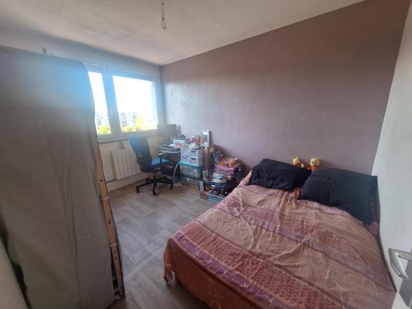 BRON, T2 lumineux de 54m² au 3ème étage sur 4 proche bus, tram, commerces, idéal couple, primo accédant ou investissement locatif.
