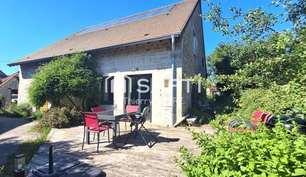 Maison pierre avec belles pièces de vie.