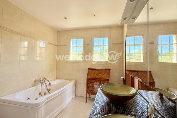 Maison à vendre 9 pièces de 225 m² à Montauroux