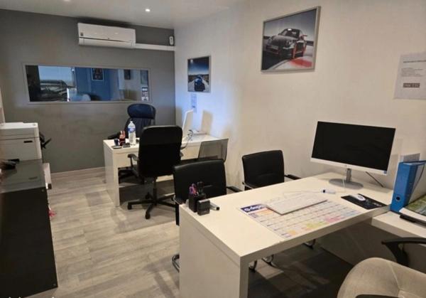 LOCAL COMMERCIAL / ENTREPÔT / GARAGE AVEC BUREAUX À LOUER / SECTEUR TOURS NORD 37