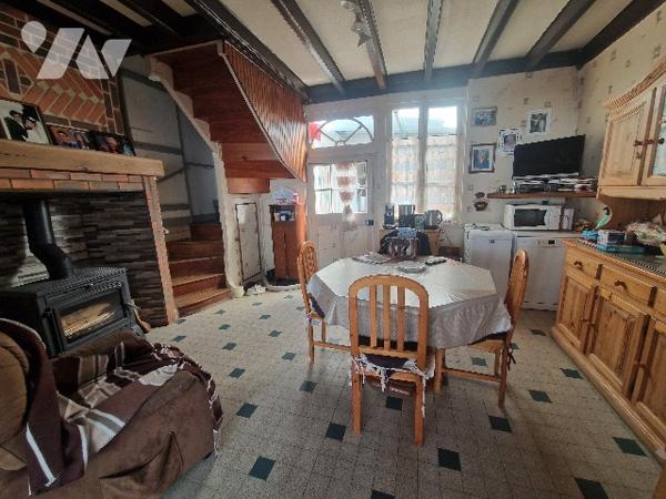 YERVILLE, immeuble d'~84m², 3 chambres,2  Bâtiments ~ 700 m² de terrain.Possibilité local commercial