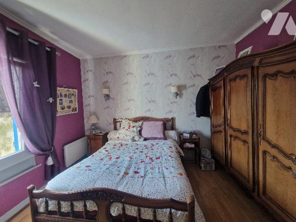 YERVILLE, immeuble d'~84m², 3 chambres,2  Bâtiments ~ 700 m² de terrain.Possibilité local commercial