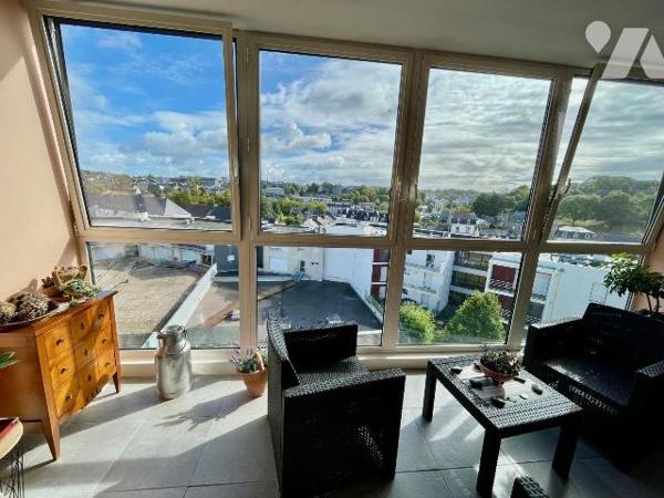 
Centre ville, dernier étage avec ascenseur.
Superbe vue valorisante dominant LANNION.
Cet a...