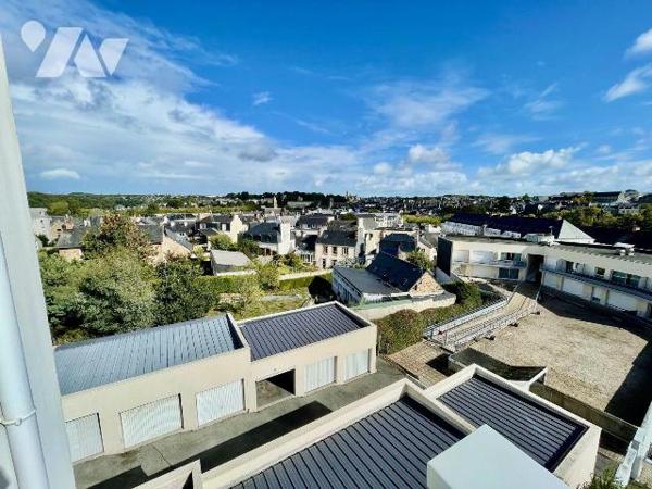 
Centre ville, dernier étage avec ascenseur.
Superbe vue valorisante dominant LANNION.
Cet a...