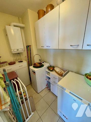 
Centre ville, dernier étage avec ascenseur.
Superbe vue valorisante dominant LANNION.
Cet a...