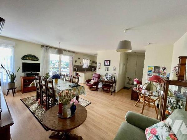 
Centre ville, dernier étage avec ascenseur.
Superbe vue valorisante dominant LANNION.
Cet a...