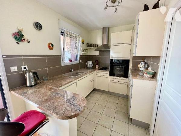 
Centre ville, dernier étage avec ascenseur.
Superbe vue valorisante dominant LANNION.
Cet a...