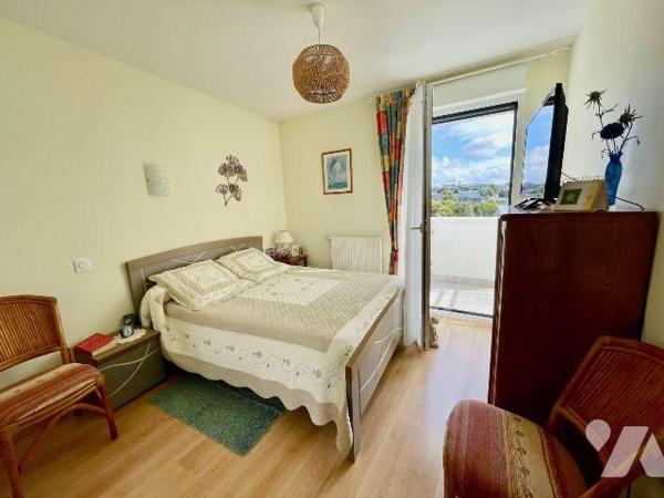 
Centre ville, dernier étage avec ascenseur.
Superbe vue valorisante dominant LANNION.
Cet a...