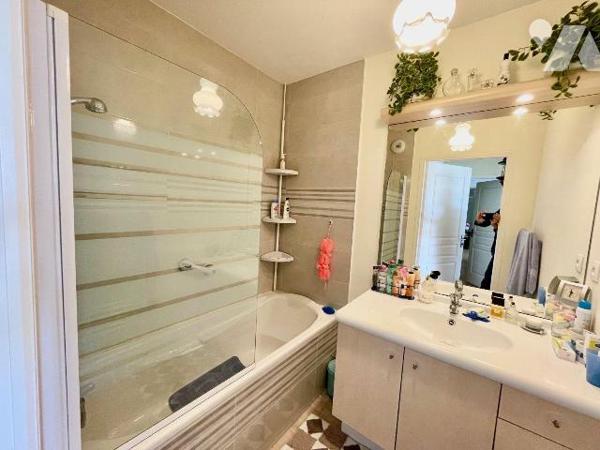 
Centre ville, dernier étage avec ascenseur.
Superbe vue valorisante dominant LANNION.
Cet a...