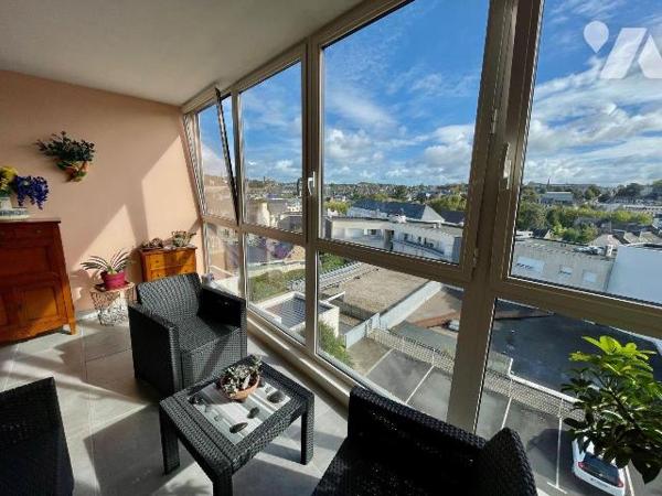 
Centre ville, dernier étage avec ascenseur.
Superbe vue valorisante dominant LANNION.
Cet a...