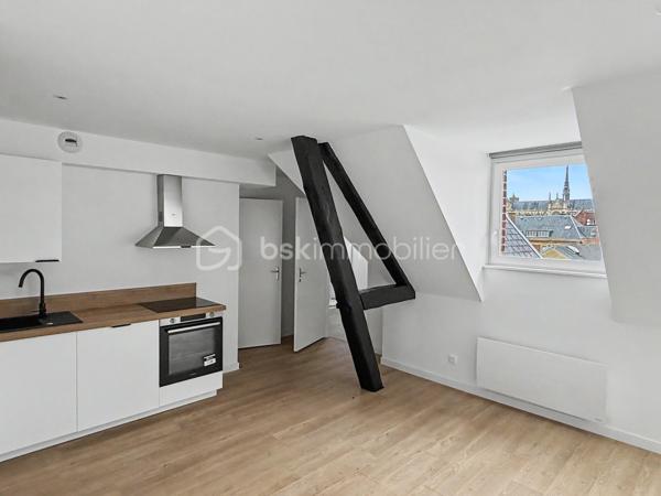 Situé au troisième et dernier étage avec ascenseur de la Résidence Aurélie, cet appartement T1 de 51,81 m² bénéficie d’une situation particulièrement privilégiée au cœur d’Amiens.

Son principal atout réside dans sa vue remarquable sur la cathédrale Notre-Dame d’Amiens et la Tour Perret, offrant un panorama rare depuis l’hyper-centre.

L’appartement dispose également d’un petit espace couchage supplémentaire aménagé en mezzanine.

Il se compose de :
► Une entrée
► Une vaste pièce de vie permettant de créer plusieurs espaces
► Une cuisine aménagée et semi-équipée
► Un espace nuit
► Une salle d’eau équipée avec WC
► Une buanderie
► Un petit espace couchage supplémentaire en mezzanine

Prestations :
► Troisième et dernier étage
► Ascenseur
► Vue sur la cathédrale Notre-Dame d’Amiens
► Vue sur la Tour Perret
► Mezzanine offrant un couchage supplémentaire
► Cuisine aménagée et semi-équipée
► Salle d’eau contemporaine
► Chauffage individuel par radiateurs électriques à inertie
► Production d’eau chaude par ballon électrique individuel
► VMC hygroréglable
► Résidence entièrement réhabilitée
► Aucun travaux à prévoir

Possibilité d’acquérir une cave et une place de stationnement privative en supplément, selon les disponibilités.

Informations complémentaires :
► Étage : 3e et dernier étage avec ascenseur
► Surface : 51,81 m²
► Mezzanine : espace couchage supplémentaire
► Chauffage : radiateurs électriques à inertie
► Production d’eau chaude : ballon électrique individuel
► Charges de copropriété : environ 101 €/mois
► Taxe foncière estimative : 1 218 €/an
► DPE : C

Un appartement atypique bénéficiant d’une vue exceptionnelle, idéal pour une résidence principale, un pied-à-terre ou un investissement locatif de qualité.
.