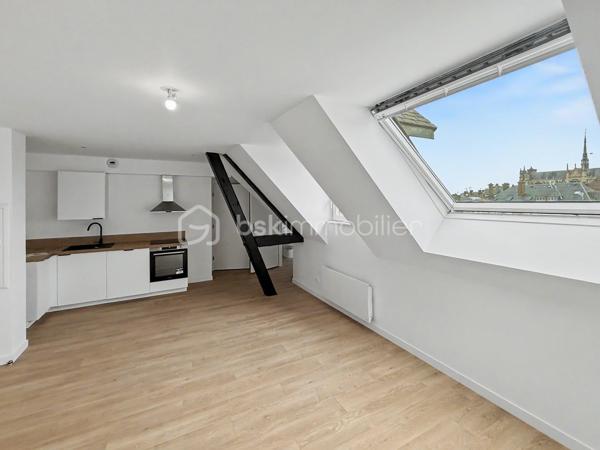 Situé au troisième et dernier étage avec ascenseur de la Résidence Aurélie, cet appartement T1 de 51,81 m² bénéficie d’une situation particulièrement privilégiée au cœur d’Amiens.

Son principal atout réside dans sa vue remarquable sur la cathédrale Notre-Dame d’Amiens et la Tour Perret, offrant un panorama rare depuis l’hyper-centre.

L’appartement dispose également d’un petit espace couchage supplémentaire aménagé en mezzanine.

Il se compose de :
► Une entrée
► Une vaste pièce de vie permettant de créer plusieurs espaces
► Une cuisine aménagée et semi-équipée
► Un espace nuit
► Une salle d’eau équipée avec WC
► Une buanderie
► Un petit espace couchage supplémentaire en mezzanine

Prestations :
► Troisième et dernier étage
► Ascenseur
► Vue sur la cathédrale Notre-Dame d’Amiens
► Vue sur la Tour Perret
► Mezzanine offrant un couchage supplémentaire
► Cuisine aménagée et semi-équipée
► Salle d’eau contemporaine
► Chauffage individuel par radiateurs électriques à inertie
► Production d’eau chaude par ballon électrique individuel
► VMC hygroréglable
► Résidence entièrement réhabilitée
► Aucun travaux à prévoir

Possibilité d’acquérir une cave et une place de stationnement privative en supplément, selon les disponibilités.

Informations complémentaires :
► Étage : 3e et dernier étage avec ascenseur
► Surface : 51,81 m²
► Mezzanine : espace couchage supplémentaire
► Chauffage : radiateurs électriques à inertie
► Production d’eau chaude : ballon électrique individuel
► Charges de copropriété : environ 101 €/mois
► Taxe foncière estimative : 1 218 €/an
► DPE : C

Un appartement atypique bénéficiant d’une vue exceptionnelle, idéal pour une résidence principale, un pied-à-terre ou un investissement locatif de qualité.
.