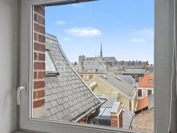 Situé au troisième et dernier étage avec ascenseur de la Résidence Aurélie, cet appartement T1 de 51,81 m² bénéficie d’une situation particulièrement privilégiée au cœur d’Amiens.

Son principal atout réside dans sa vue remarquable sur la cathédrale Notre-Dame d’Amiens et la Tour Perret, offrant un panorama rare depuis l’hyper-centre.

L’appartement dispose également d’un petit espace couchage supplémentaire aménagé en mezzanine.

Il se compose de :
► Une entrée
► Une vaste pièce de vie permettant de créer plusieurs espaces
► Une cuisine aménagée et semi-équipée
► Un espace nuit
► Une salle d’eau équipée avec WC
► Une buanderie
► Un petit espace couchage supplémentaire en mezzanine

Prestations :
► Troisième et dernier étage
► Ascenseur
► Vue sur la cathédrale Notre-Dame d’Amiens
► Vue sur la Tour Perret
► Mezzanine offrant un couchage supplémentaire
► Cuisine aménagée et semi-équipée
► Salle d’eau contemporaine
► Chauffage individuel par radiateurs électriques à inertie
► Production d’eau chaude par ballon électrique individuel
► VMC hygroréglable
► Résidence entièrement réhabilitée
► Aucun travaux à prévoir

Possibilité d’acquérir une cave et une place de stationnement privative en supplément, selon les disponibilités.

Informations complémentaires :
► Étage : 3e et dernier étage avec ascenseur
► Surface : 51,81 m²
► Mezzanine : espace couchage supplémentaire
► Chauffage : radiateurs électriques à inertie
► Production d’eau chaude : ballon électrique individuel
► Charges de copropriété : environ 101 €/mois
► Taxe foncière estimative : 1 218 €/an
► DPE : C

Un appartement atypique bénéficiant d’une vue exceptionnelle, idéal pour une résidence principale, un pied-à-terre ou un investissement locatif de qualité.
.