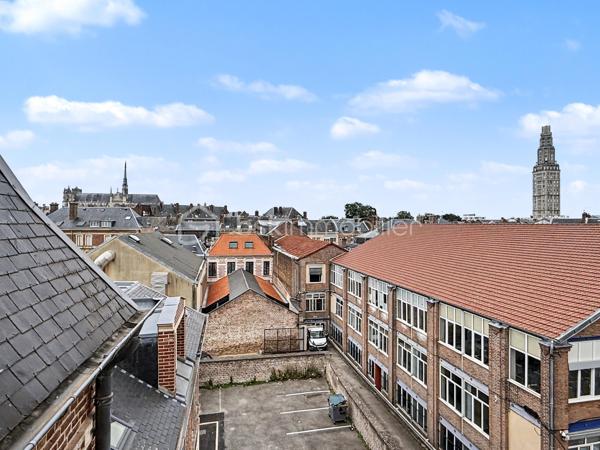 Situé au troisième et dernier étage avec ascenseur de la Résidence Aurélie, cet appartement T1 de 51,81 m² bénéficie d’une situation particulièrement privilégiée au cœur d’Amiens.

Son principal atout réside dans sa vue remarquable sur la cathédrale Notre-Dame d’Amiens et la Tour Perret, offrant un panorama rare depuis l’hyper-centre.

L’appartement dispose également d’un petit espace couchage supplémentaire aménagé en mezzanine.

Il se compose de :
► Une entrée
► Une vaste pièce de vie permettant de créer plusieurs espaces
► Une cuisine aménagée et semi-équipée
► Un espace nuit
► Une salle d’eau équipée avec WC
► Une buanderie
► Un petit espace couchage supplémentaire en mezzanine

Prestations :
► Troisième et dernier étage
► Ascenseur
► Vue sur la cathédrale Notre-Dame d’Amiens
► Vue sur la Tour Perret
► Mezzanine offrant un couchage supplémentaire
► Cuisine aménagée et semi-équipée
► Salle d’eau contemporaine
► Chauffage individuel par radiateurs électriques à inertie
► Production d’eau chaude par ballon électrique individuel
► VMC hygroréglable
► Résidence entièrement réhabilitée
► Aucun travaux à prévoir

Possibilité d’acquérir une cave et une place de stationnement privative en supplément, selon les disponibilités.

Informations complémentaires :
► Étage : 3e et dernier étage avec ascenseur
► Surface : 51,81 m²
► Mezzanine : espace couchage supplémentaire
► Chauffage : radiateurs électriques à inertie
► Production d’eau chaude : ballon électrique individuel
► Charges de copropriété : environ 101 €/mois
► Taxe foncière estimative : 1 218 €/an
► DPE : C

Un appartement atypique bénéficiant d’une vue exceptionnelle, idéal pour une résidence principale, un pied-à-terre ou un investissement locatif de qualité.
.