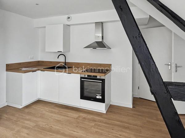 Situé au troisième et dernier étage avec ascenseur de la Résidence Aurélie, cet appartement T1 de 51,81 m² bénéficie d’une situation particulièrement privilégiée au cœur d’Amiens.

Son principal atout réside dans sa vue remarquable sur la cathédrale Notre-Dame d’Amiens et la Tour Perret, offrant un panorama rare depuis l’hyper-centre.

L’appartement dispose également d’un petit espace couchage supplémentaire aménagé en mezzanine.

Il se compose de :
► Une entrée
► Une vaste pièce de vie permettant de créer plusieurs espaces
► Une cuisine aménagée et semi-équipée
► Un espace nuit
► Une salle d’eau équipée avec WC
► Une buanderie
► Un petit espace couchage supplémentaire en mezzanine

Prestations :
► Troisième et dernier étage
► Ascenseur
► Vue sur la cathédrale Notre-Dame d’Amiens
► Vue sur la Tour Perret
► Mezzanine offrant un couchage supplémentaire
► Cuisine aménagée et semi-équipée
► Salle d’eau contemporaine
► Chauffage individuel par radiateurs électriques à inertie
► Production d’eau chaude par ballon électrique individuel
► VMC hygroréglable
► Résidence entièrement réhabilitée
► Aucun travaux à prévoir

Possibilité d’acquérir une cave et une place de stationnement privative en supplément, selon les disponibilités.

Informations complémentaires :
► Étage : 3e et dernier étage avec ascenseur
► Surface : 51,81 m²
► Mezzanine : espace couchage supplémentaire
► Chauffage : radiateurs électriques à inertie
► Production d’eau chaude : ballon électrique individuel
► Charges de copropriété : environ 101 €/mois
► Taxe foncière estimative : 1 218 €/an
► DPE : C

Un appartement atypique bénéficiant d’une vue exceptionnelle, idéal pour une résidence principale, un pied-à-terre ou un investissement locatif de qualité.
.