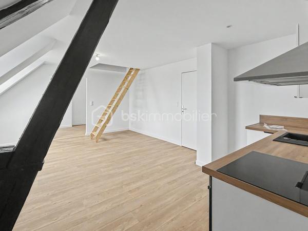 Situé au troisième et dernier étage avec ascenseur de la Résidence Aurélie, cet appartement T1 de 51,81 m² bénéficie d’une situation particulièrement privilégiée au cœur d’Amiens.

Son principal atout réside dans sa vue remarquable sur la cathédrale Notre-Dame d’Amiens et la Tour Perret, offrant un panorama rare depuis l’hyper-centre.

L’appartement dispose également d’un petit espace couchage supplémentaire aménagé en mezzanine.

Il se compose de :
► Une entrée
► Une vaste pièce de vie permettant de créer plusieurs espaces
► Une cuisine aménagée et semi-équipée
► Un espace nuit
► Une salle d’eau équipée avec WC
► Une buanderie
► Un petit espace couchage supplémentaire en mezzanine

Prestations :
► Troisième et dernier étage
► Ascenseur
► Vue sur la cathédrale Notre-Dame d’Amiens
► Vue sur la Tour Perret
► Mezzanine offrant un couchage supplémentaire
► Cuisine aménagée et semi-équipée
► Salle d’eau contemporaine
► Chauffage individuel par radiateurs électriques à inertie
► Production d’eau chaude par ballon électrique individuel
► VMC hygroréglable
► Résidence entièrement réhabilitée
► Aucun travaux à prévoir

Possibilité d’acquérir une cave et une place de stationnement privative en supplément, selon les disponibilités.

Informations complémentaires :
► Étage : 3e et dernier étage avec ascenseur
► Surface : 51,81 m²
► Mezzanine : espace couchage supplémentaire
► Chauffage : radiateurs électriques à inertie
► Production d’eau chaude : ballon électrique individuel
► Charges de copropriété : environ 101 €/mois
► Taxe foncière estimative : 1 218 €/an
► DPE : C

Un appartement atypique bénéficiant d’une vue exceptionnelle, idéal pour une résidence principale, un pied-à-terre ou un investissement locatif de qualité.
.