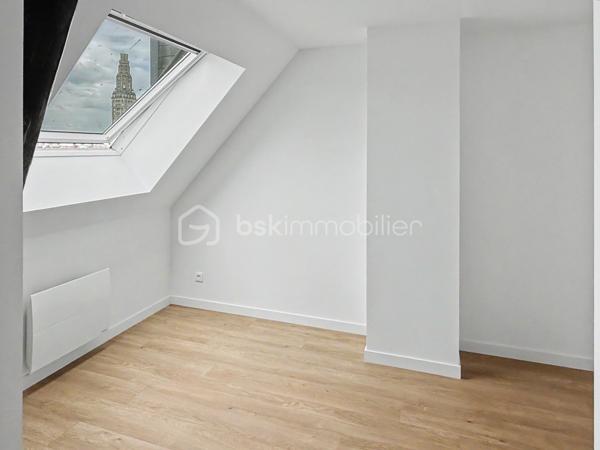 Situé au troisième et dernier étage avec ascenseur de la Résidence Aurélie, cet appartement T1 de 51,81 m² bénéficie d’une situation particulièrement privilégiée au cœur d’Amiens.

Son principal atout réside dans sa vue remarquable sur la cathédrale Notre-Dame d’Amiens et la Tour Perret, offrant un panorama rare depuis l’hyper-centre.

L’appartement dispose également d’un petit espace couchage supplémentaire aménagé en mezzanine.

Il se compose de :
► Une entrée
► Une vaste pièce de vie permettant de créer plusieurs espaces
► Une cuisine aménagée et semi-équipée
► Un espace nuit
► Une salle d’eau équipée avec WC
► Une buanderie
► Un petit espace couchage supplémentaire en mezzanine

Prestations :
► Troisième et dernier étage
► Ascenseur
► Vue sur la cathédrale Notre-Dame d’Amiens
► Vue sur la Tour Perret
► Mezzanine offrant un couchage supplémentaire
► Cuisine aménagée et semi-équipée
► Salle d’eau contemporaine
► Chauffage individuel par radiateurs électriques à inertie
► Production d’eau chaude par ballon électrique individuel
► VMC hygroréglable
► Résidence entièrement réhabilitée
► Aucun travaux à prévoir

Possibilité d’acquérir une cave et une place de stationnement privative en supplément, selon les disponibilités.

Informations complémentaires :
► Étage : 3e et dernier étage avec ascenseur
► Surface : 51,81 m²
► Mezzanine : espace couchage supplémentaire
► Chauffage : radiateurs électriques à inertie
► Production d’eau chaude : ballon électrique individuel
► Charges de copropriété : environ 101 €/mois
► Taxe foncière estimative : 1 218 €/an
► DPE : C

Un appartement atypique bénéficiant d’une vue exceptionnelle, idéal pour une résidence principale, un pied-à-terre ou un investissement locatif de qualité.
.