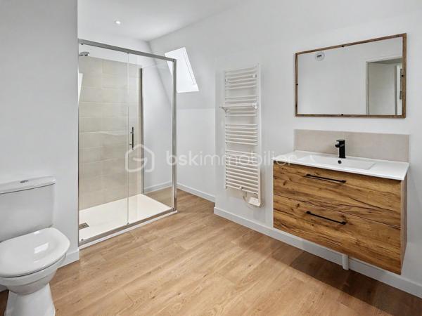Situé au troisième et dernier étage avec ascenseur de la Résidence Aurélie, cet appartement T1 de 51,81 m² bénéficie d’une situation particulièrement privilégiée au cœur d’Amiens.

Son principal atout réside dans sa vue remarquable sur la cathédrale Notre-Dame d’Amiens et la Tour Perret, offrant un panorama rare depuis l’hyper-centre.

L’appartement dispose également d’un petit espace couchage supplémentaire aménagé en mezzanine.

Il se compose de :
► Une entrée
► Une vaste pièce de vie permettant de créer plusieurs espaces
► Une cuisine aménagée et semi-équipée
► Un espace nuit
► Une salle d’eau équipée avec WC
► Une buanderie
► Un petit espace couchage supplémentaire en mezzanine

Prestations :
► Troisième et dernier étage
► Ascenseur
► Vue sur la cathédrale Notre-Dame d’Amiens
► Vue sur la Tour Perret
► Mezzanine offrant un couchage supplémentaire
► Cuisine aménagée et semi-équipée
► Salle d’eau contemporaine
► Chauffage individuel par radiateurs électriques à inertie
► Production d’eau chaude par ballon électrique individuel
► VMC hygroréglable
► Résidence entièrement réhabilitée
► Aucun travaux à prévoir

Possibilité d’acquérir une cave et une place de stationnement privative en supplément, selon les disponibilités.

Informations complémentaires :
► Étage : 3e et dernier étage avec ascenseur
► Surface : 51,81 m²
► Mezzanine : espace couchage supplémentaire
► Chauffage : radiateurs électriques à inertie
► Production d’eau chaude : ballon électrique individuel
► Charges de copropriété : environ 101 €/mois
► Taxe foncière estimative : 1 218 €/an
► DPE : C

Un appartement atypique bénéficiant d’une vue exceptionnelle, idéal pour une résidence principale, un pied-à-terre ou un investissement locatif de qualité.
.