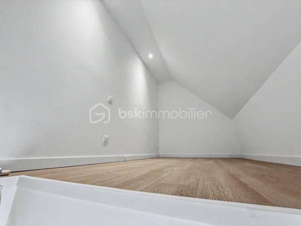 Situé au troisième et dernier étage avec ascenseur de la Résidence Aurélie, cet appartement T1 de 51,81 m² bénéficie d’une situation particulièrement privilégiée au cœur d’Amiens.

Son principal atout réside dans sa vue remarquable sur la cathédrale Notre-Dame d’Amiens et la Tour Perret, offrant un panorama rare depuis l’hyper-centre.

L’appartement dispose également d’un petit espace couchage supplémentaire aménagé en mezzanine.

Il se compose de :
► Une entrée
► Une vaste pièce de vie permettant de créer plusieurs espaces
► Une cuisine aménagée et semi-équipée
► Un espace nuit
► Une salle d’eau équipée avec WC
► Une buanderie
► Un petit espace couchage supplémentaire en mezzanine

Prestations :
► Troisième et dernier étage
► Ascenseur
► Vue sur la cathédrale Notre-Dame d’Amiens
► Vue sur la Tour Perret
► Mezzanine offrant un couchage supplémentaire
► Cuisine aménagée et semi-équipée
► Salle d’eau contemporaine
► Chauffage individuel par radiateurs électriques à inertie
► Production d’eau chaude par ballon électrique individuel
► VMC hygroréglable
► Résidence entièrement réhabilitée
► Aucun travaux à prévoir

Possibilité d’acquérir une cave et une place de stationnement privative en supplément, selon les disponibilités.

Informations complémentaires :
► Étage : 3e et dernier étage avec ascenseur
► Surface : 51,81 m²
► Mezzanine : espace couchage supplémentaire
► Chauffage : radiateurs électriques à inertie
► Production d’eau chaude : ballon électrique individuel
► Charges de copropriété : environ 101 €/mois
► Taxe foncière estimative : 1 218 €/an
► DPE : C

Un appartement atypique bénéficiant d’une vue exceptionnelle, idéal pour une résidence principale, un pied-à-terre ou un investissement locatif de qualité.
.