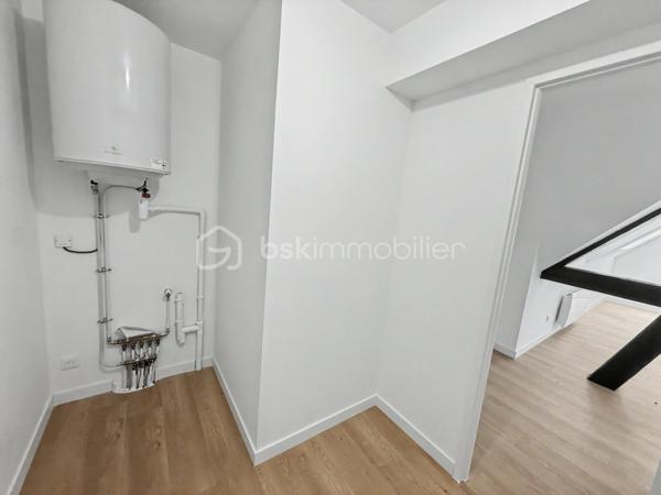 Situé au troisième et dernier étage avec ascenseur de la Résidence Aurélie, cet appartement T1 de 51,81 m² bénéficie d’une situation particulièrement privilégiée au cœur d’Amiens.

Son principal atout réside dans sa vue remarquable sur la cathédrale Notre-Dame d’Amiens et la Tour Perret, offrant un panorama rare depuis l’hyper-centre.

L’appartement dispose également d’un petit espace couchage supplémentaire aménagé en mezzanine.

Il se compose de :
► Une entrée
► Une vaste pièce de vie permettant de créer plusieurs espaces
► Une cuisine aménagée et semi-équipée
► Un espace nuit
► Une salle d’eau équipée avec WC
► Une buanderie
► Un petit espace couchage supplémentaire en mezzanine

Prestations :
► Troisième et dernier étage
► Ascenseur
► Vue sur la cathédrale Notre-Dame d’Amiens
► Vue sur la Tour Perret
► Mezzanine offrant un couchage supplémentaire
► Cuisine aménagée et semi-équipée
► Salle d’eau contemporaine
► Chauffage individuel par radiateurs électriques à inertie
► Production d’eau chaude par ballon électrique individuel
► VMC hygroréglable
► Résidence entièrement réhabilitée
► Aucun travaux à prévoir

Possibilité d’acquérir une cave et une place de stationnement privative en supplément, selon les disponibilités.

Informations complémentaires :
► Étage : 3e et dernier étage avec ascenseur
► Surface : 51,81 m²
► Mezzanine : espace couchage supplémentaire
► Chauffage : radiateurs électriques à inertie
► Production d’eau chaude : ballon électrique individuel
► Charges de copropriété : environ 101 €/mois
► Taxe foncière estimative : 1 218 €/an
► DPE : C

Un appartement atypique bénéficiant d’une vue exceptionnelle, idéal pour une résidence principale, un pied-à-terre ou un investissement locatif de qualité.
.