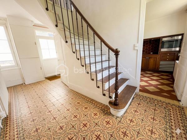 Venez découvrir cette magnifique demeure ancienne qui saura vous séduire par ses volumes , ses éléments d'époque et son superbe potentiel!
Dés l'entrée un magnifique sol en carreaux de ciment d'origine qui mène a un double séjour traversant et baigné de lumière agrémenté d'une magnifique cheminée a foyer ouvert .
Une cuisine indépendante aménagée, fonctionnelle et pleine de caractère ,un WC indépendant .
Un bel escalier vous conduit vers un palier desservant 3 chambres lumineuses avec parquet , une salle de bain et un wc indépendant , une petite pièce optimisée idéal pour créer un dressing .
Au dernier étage un potentiel exceptionnel , de superbes combles aménageable sous une charpente apparente pleine de cachet .
Cet espace offre le volume idéal pour concevoir une vaste suite parentale et un espace bureau indépendant .
Un terrain clos et verdoyant d'environ 600m2 avec une petite remise ainsi qu'une cave complètent ce bien