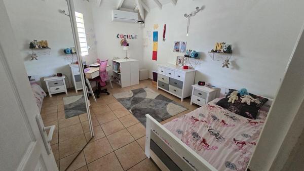 BAISSE DE PRIX Très belle maison T5 avec piscine, deck, au calme