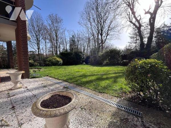 En exclusivité chez votre notaire ! En centre ville d'Hazebrouck, résidence de standing avec  v...