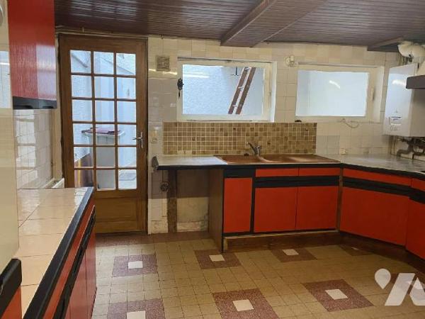 BAISSE DE PRIX :
A VENDRE à proximité du Centre ville, du Parc d'Emonville, une maison ABBEVIL...