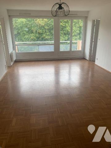 Appartement type III offrant:
 Hall d'entrée avec vestiaire, séjour donnant sur balcon, cuisin...